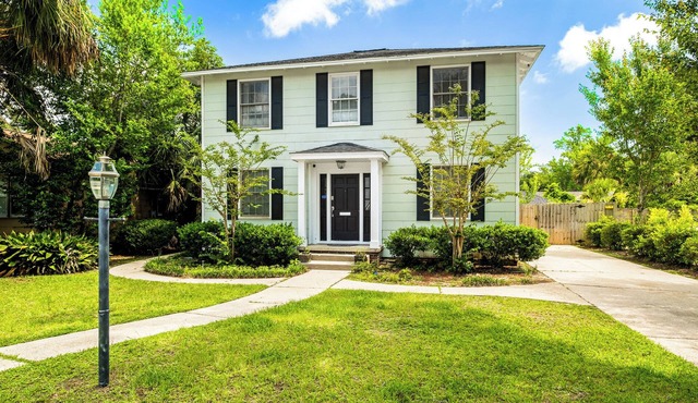 East Hill Manor w/2 Kitchens Near Beach & Downtown