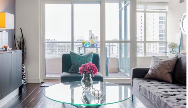 Elegant 2BR/2BA Condo with Balcony Overlooking Park - 8min walk to Rogers Centre in Toronto
