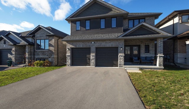 Elegant 4 BR Retreat in the Heart of Belleville Near PEC & Bay of Quinte