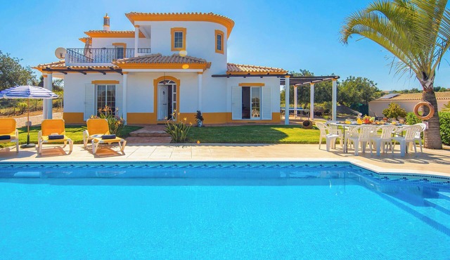 Elegant villa with BBQ and heatble pool in Armação de Pêra