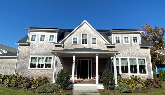 Enjoy Fall 2026 on the Vineyard! Spacious 5 BR house in charming Edgartown
