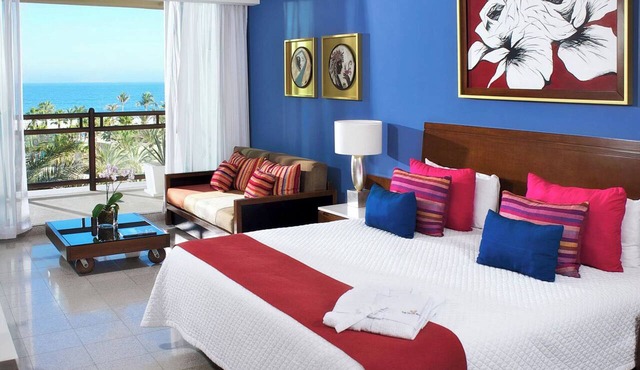 Enjoyable Oceanfront 2-bedroom hotel suite with AC in San José del Cabo