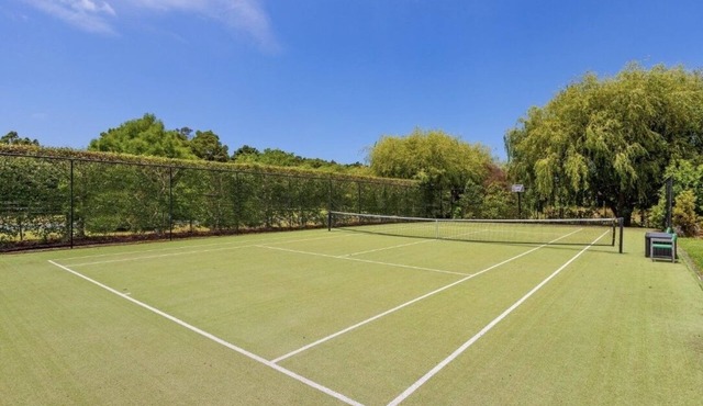 ENTERTAINER'S PARADISE with Tennis Court/4 Bdrm home + Self contained Studio