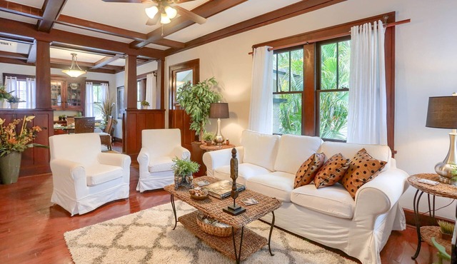 Entire Bungalow, Romantic, Comfy & Cozy! On-Site Parking, 2 Baths