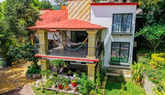 EXCLUSIVE LUXURY VILLA WITH 8 BEDROOMS AND PRIVATE GARDENS.