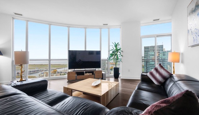 Executive Lakefront 3 Bedroom Penthouse l Private Elevator in Toronto