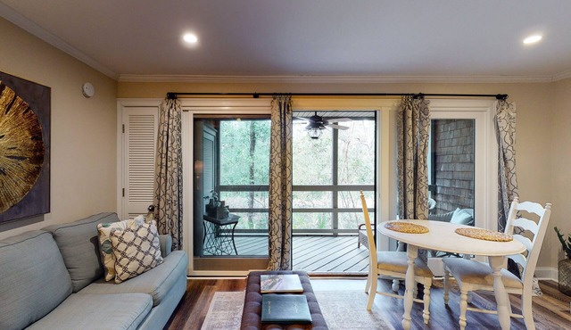 Fantastic villa with washer/dryer, on-site golf & tennis - walk to the beach