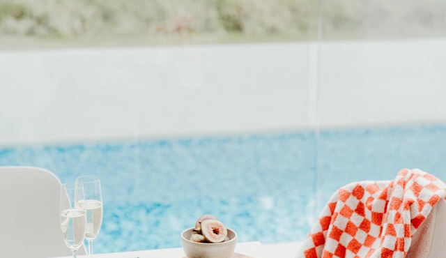Fat Frog - Self contained luxury home, private heated pool