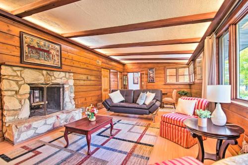 Fenced Yard: Fox River Grove Home, Dogs Welcome in Fox River Grove