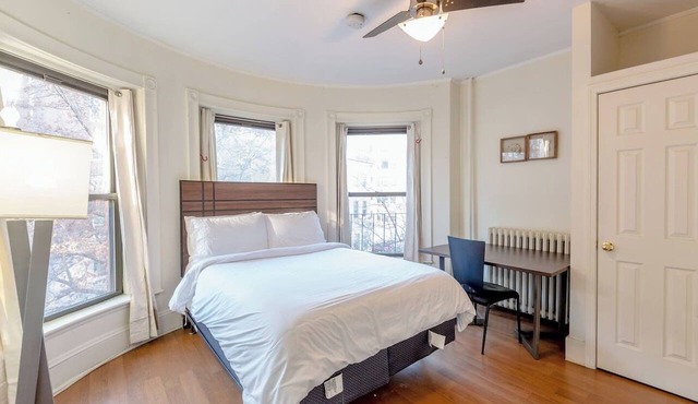 Free Parking 2 Bed 1 Bath Steps from BU/Kenmore