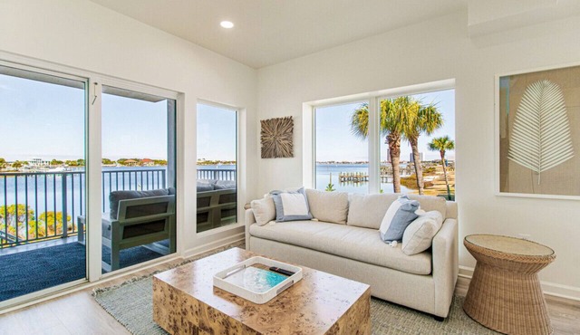 Fully renovated waterfront townhome with kayak, SUP, bikes, wagon, chairs, tent!
