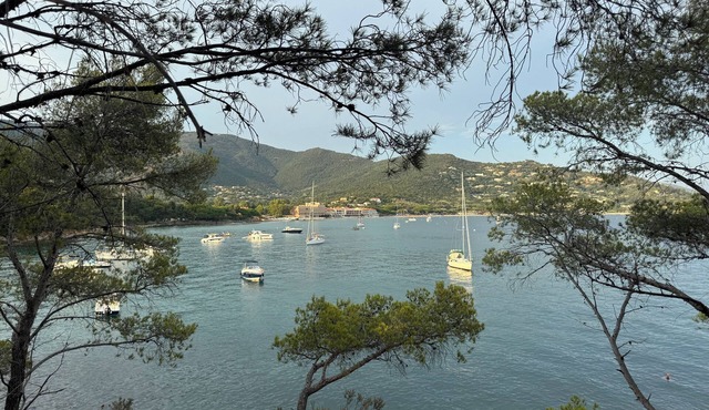 GETAWAY BETWEEN LAND AND SEA: APARTMENT IN A PRIVATE ESTATE in Le Lavandou