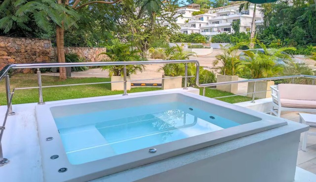 Getaway for 2 with Private Jacuzzi - 3 min Beach