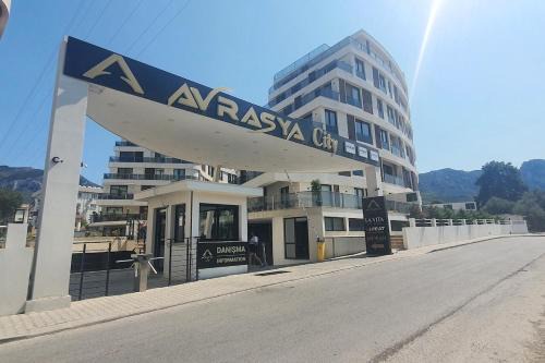 Girne Merkezde Geniş Teraslı Havuzlu Daire