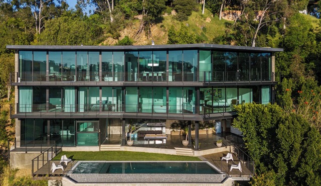 Glass Mansion - Chic Glass Villa in LA Hills with Views, Style & Serenity