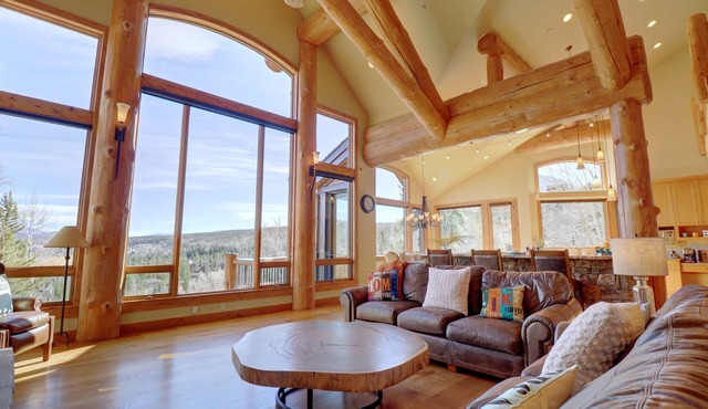 Good Elevations, Luxury Pet Friendly Home on Two Cabins Drive w/Private hot tub in Silverthrone