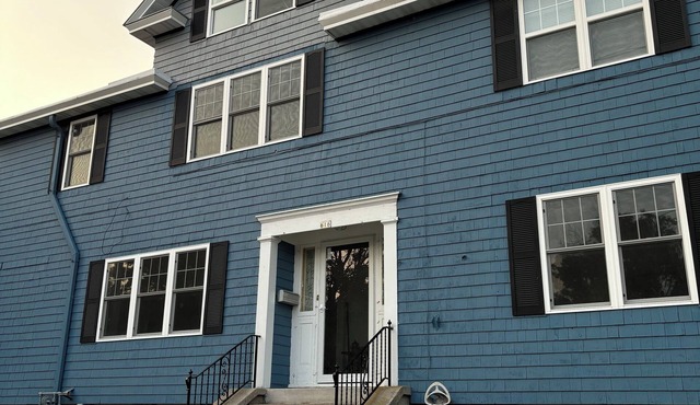 Gorgeous 6-bedroom house. Sleeps 14 .3 mile from the beach!