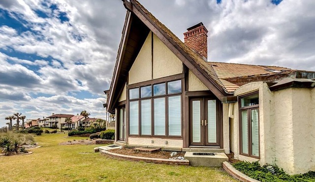 Gorgeous Beachfront Villa with Impressive Views in Georgetown, South Carolina in Georgetown