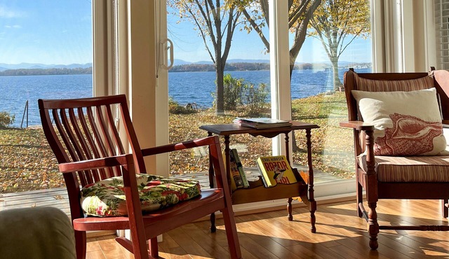 Gorgeous lake house with waterfront views, washer/dryer, AC, deck & fireplace in South Burlington