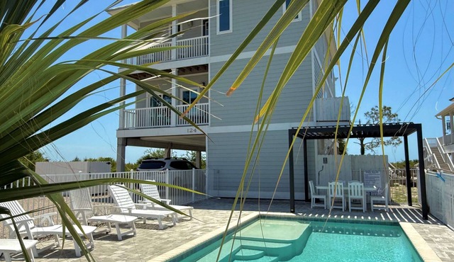 Gulf front, elevator, private pool, 2 king masters."Wow" views of a quiet beach!