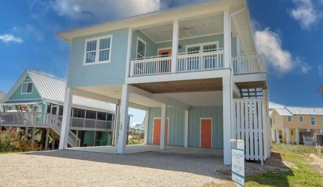 Gulf view newly built home. Beautifully decorated, pet friendly!