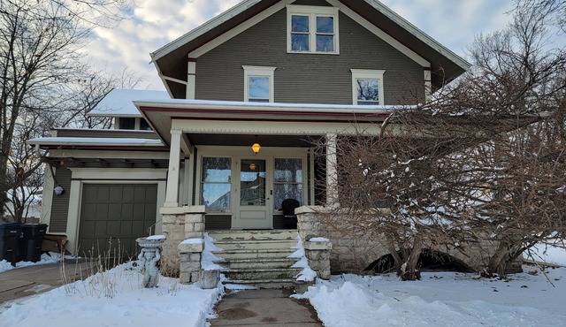 Historic EM Deming house in Marshfield. 1.7 miles.to Marshfield Clinic.