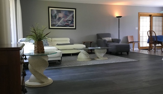 House-tel in Chicago-burb: 3 bedrooms and 2 full baths in Itasca