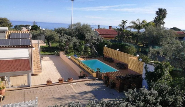 House with private access to beach