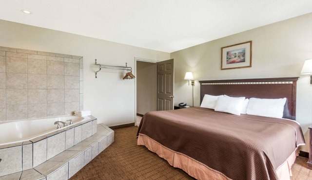 Howard Johnson by Wyndham Springfield
