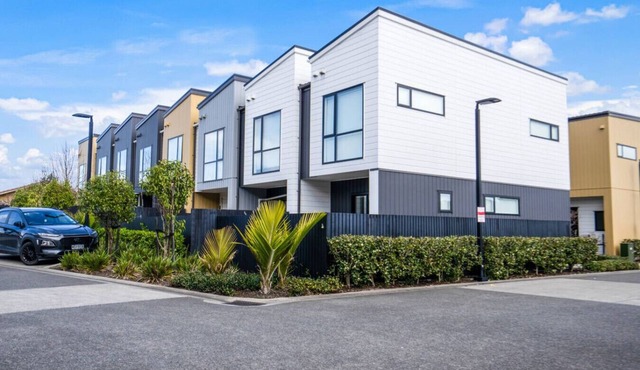 Huntington Townhouse with Patio and Parking