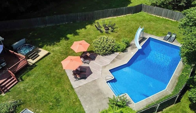 HV Spacious Retreat sleeps 13 with pool and hot tub in Poughkeepsie