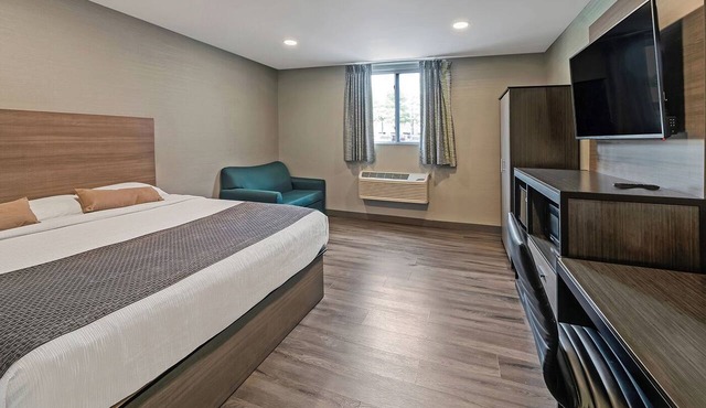 Ideal Location! Near Gillette Stadium, Offers FREE Parking Plus FREE Breakfast!