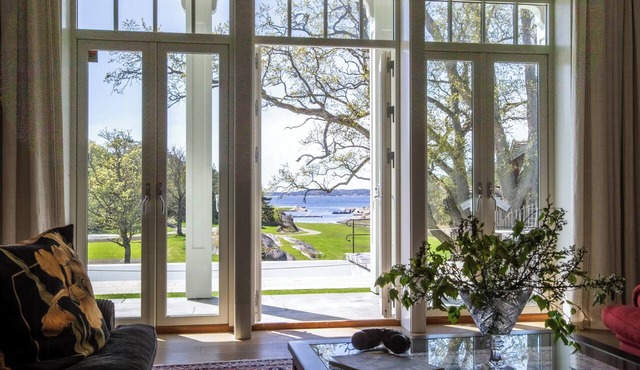 Island estate with pool on Singløya