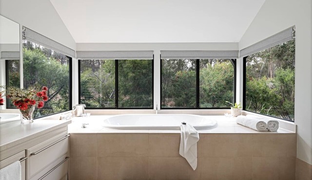 Jarrah Grove Forest Retreat Seclusion Luxury Chalet in Rosa Glen