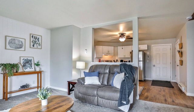 Jelinek Hideaway Unit 3 - Modern 2BR Apartment in Schofield