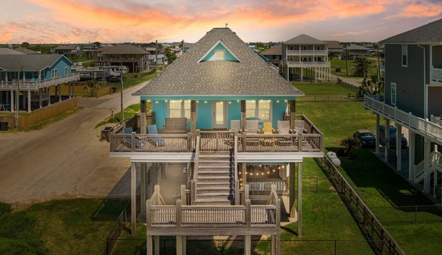 Keepin' It Reel -Beachfront - Hot Tub - Fenced Yard in Crystal Beach