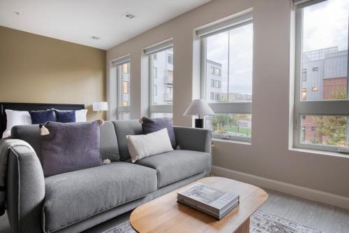 Kendall Square studio w gym wd rooftop BOS-918