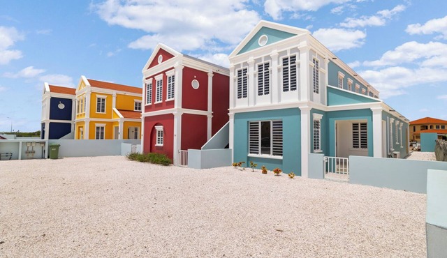 Laguna-Front Luxury Water Villa - Walk to Te Amo Beach, Private Pool & Dock in Kralendijk