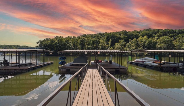 Lake Front |Private Dock |Blue Bungalow|3bed|2bth in Linn Creek