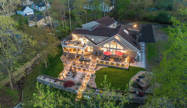 Lakefront Luxury House, with Kayaks, Fire pit, Game Room and Home Theater!