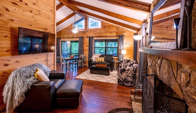 Lakeside Mountain Oasis - 3 Bedroom Cabin with Outdoor Hot Tub in Topton
