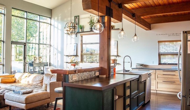 Lamplighter Grand Loft - contemporary open design & walk anywhere! in Nelson