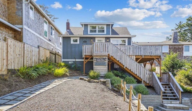 Larch St Cottage - Perfect Downtown Location!