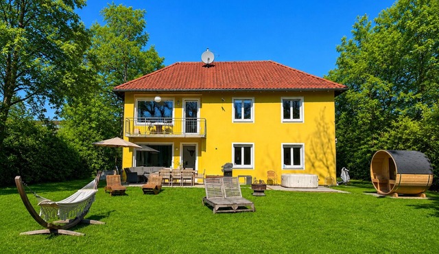 Large dream house in noble suburb of Munich, 15min. City centre, 12min. lake
