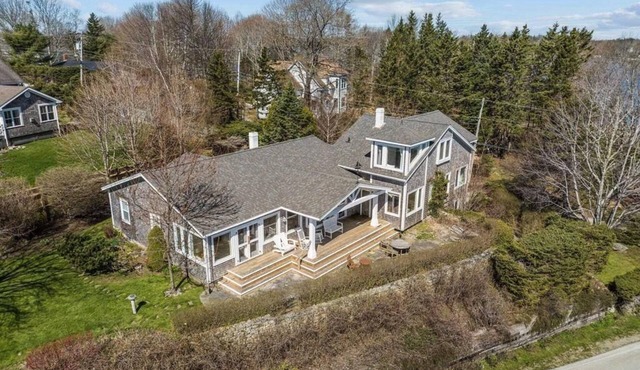 Large, modern Cape Cod style cottage in oceanside charming town in Chester