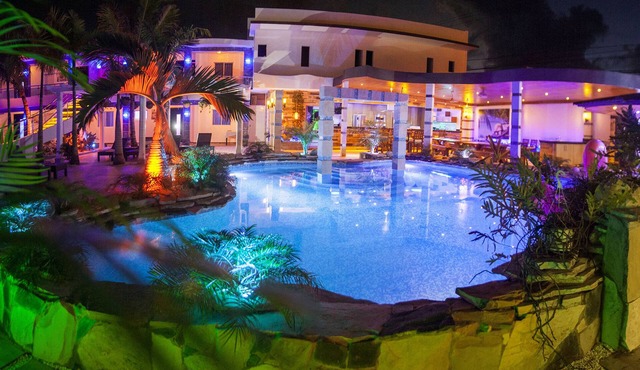 Large party complex steps from beaches/shops/bars, 25 bedrooms/25 bathrooms