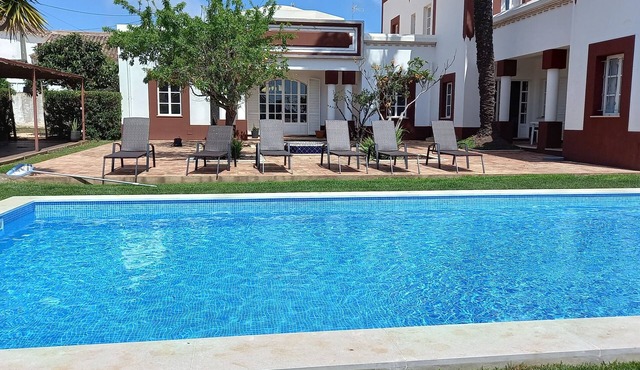 Large villa - 6 rooms, garden and swimming pool in Budens, near Salema beach.