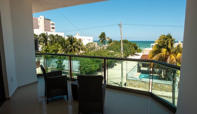 Large Villa private pool, 1 block from the beach