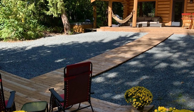 Log house , teepee, 4 holiday trailers, room for 16+ guests(14 beds)