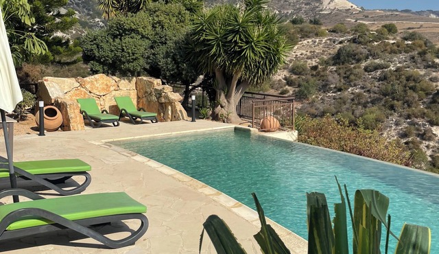 Lovely Peyia Villa. Wifi, Private Pool, full TV package. Village/beach nearby